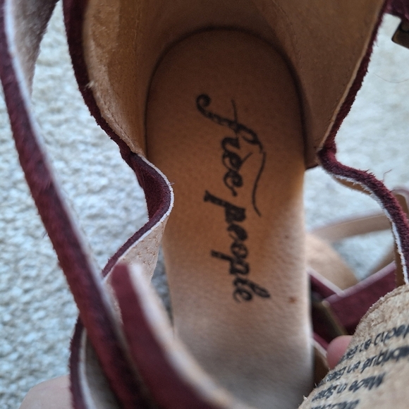 NWOT Free People Cedar Clogs Maroon Suede Buckle Closure Womens Size 8 - Picture 9 of 10